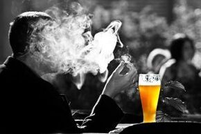 alkohola lietošana stimulē vēlmi smēķēt