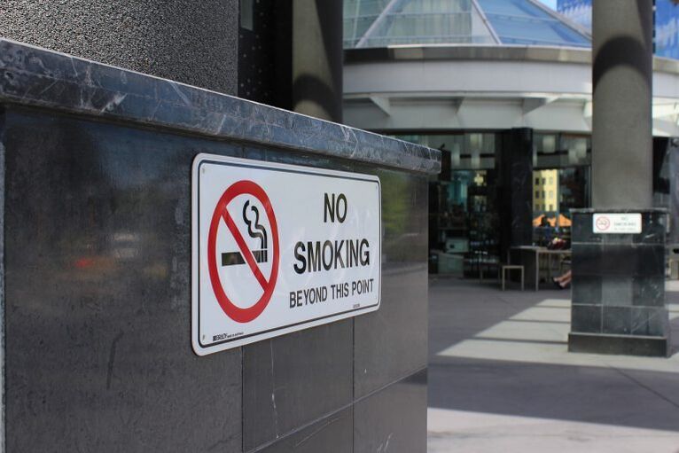 smēķēšanas aizliegums sabiedriskās vietās veicina smēķēšanas atmešanu