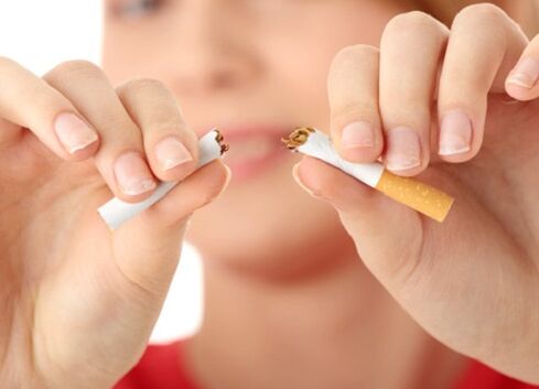 meitene salauž cigareti un atmet smēķēšanu